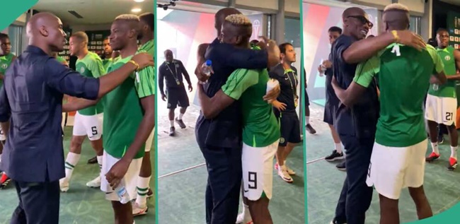 Drogba ôm chằm Osimhen, CĐV Chelsea phấn khích