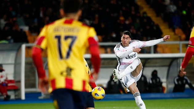 Vlahovic lập cú đúp, Juventus chiếm ngôi đầu