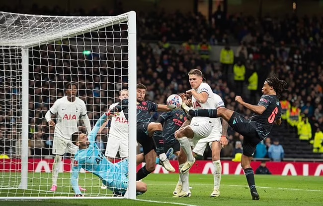 Bàn thắng gây tranh cãi của Man City tạo sự phẫn nộ