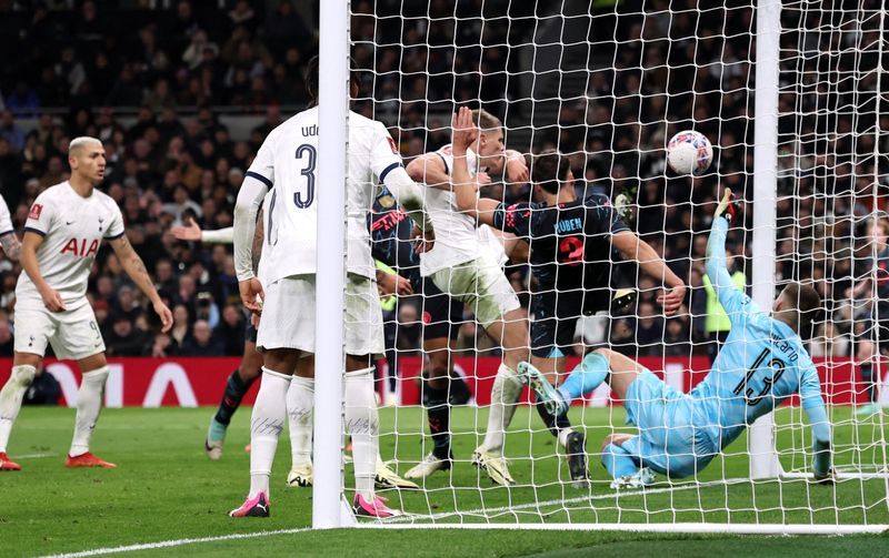 Lý do khiến Tottenham nhận trái đắng trước Man City