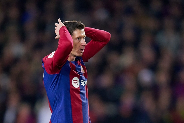 Xavi Hernandez chê Robert Lewandowski