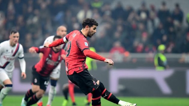 Theo Hernandez ăn mừng hụt vì không hiểu luật
