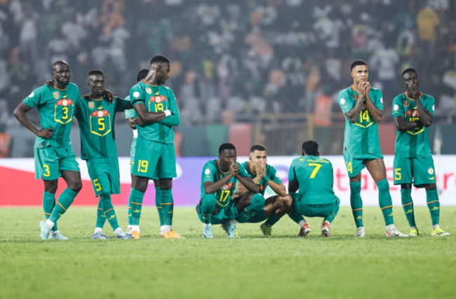 Mane kiến tạo, Senegal cay đắng thành cựu vương AFCON