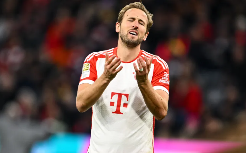 Phản ứng của Kane khi được người hâm mộ Bayern tung hô