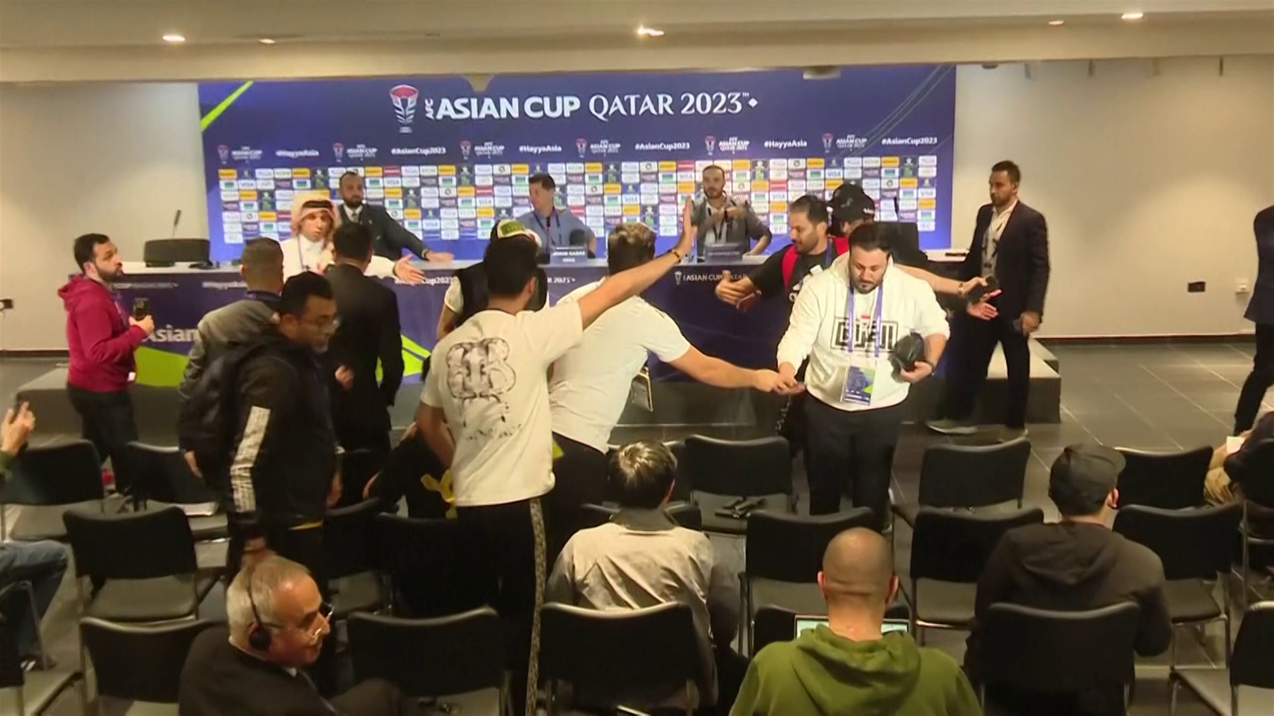 Thua ngược ở Asian Cup, người Iraq đòi ăn thua đủ với HLV