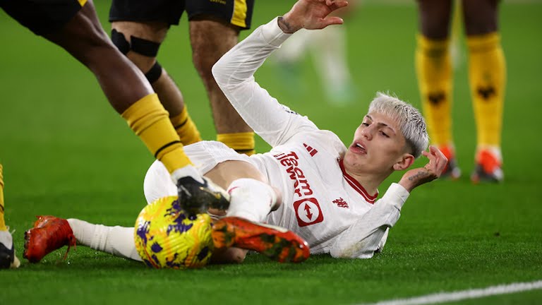 Ảnh bài viết M.U hạ Wolves, Garnacho lẻn vào sân dù phạm luật