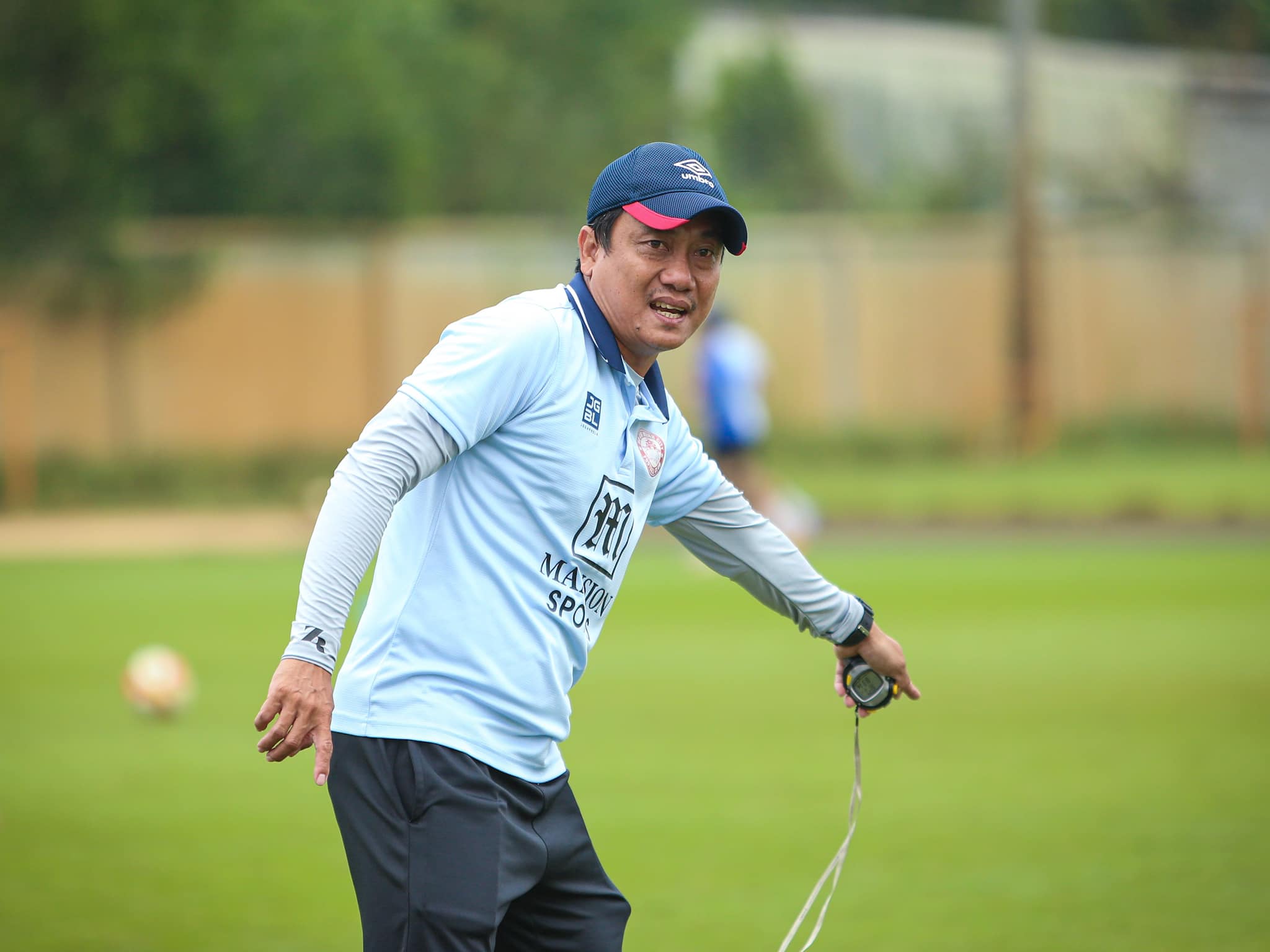 Ảnh bài viết Bị HAGL lấy cầu thủ, HLV TP.HCM nói thẳng: "Còn quân đâu mà đá"