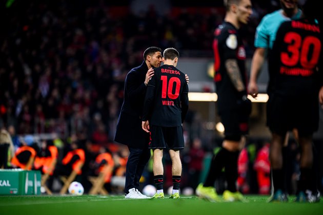 Manuel Neuer ngả mũ với Xabi Alonso