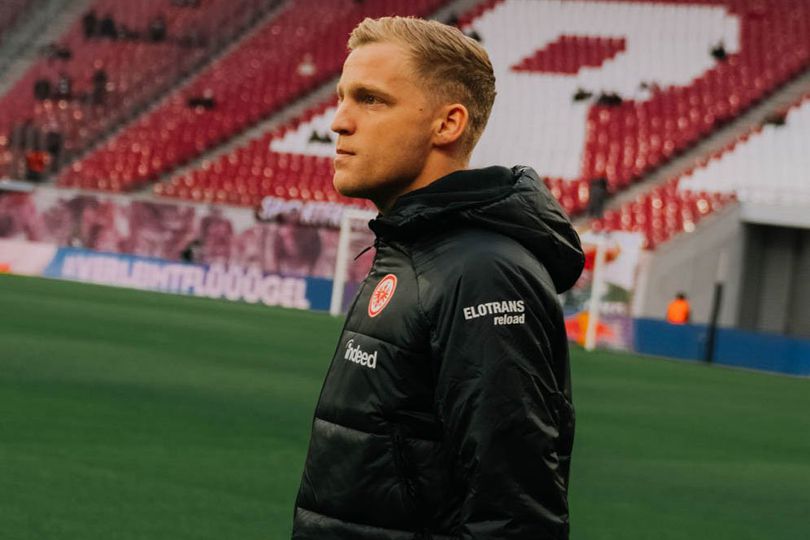 Van de Beek thi đấu thất vọng, HLV Frankfurt "đổ lỗi" cho Man United