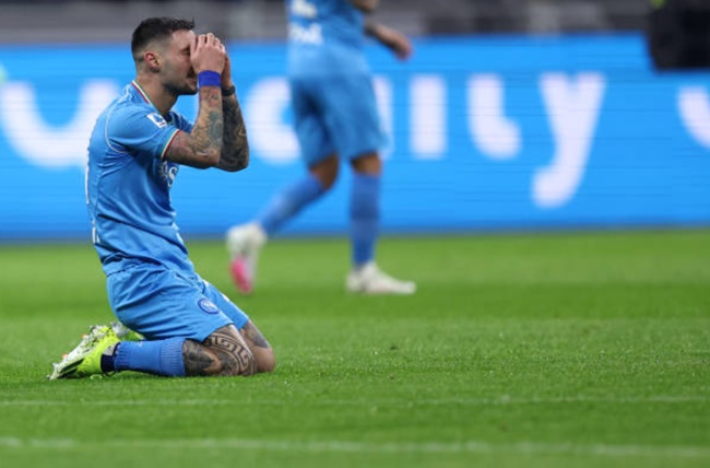 CĐV Milan nguyền rủa sao Napoli