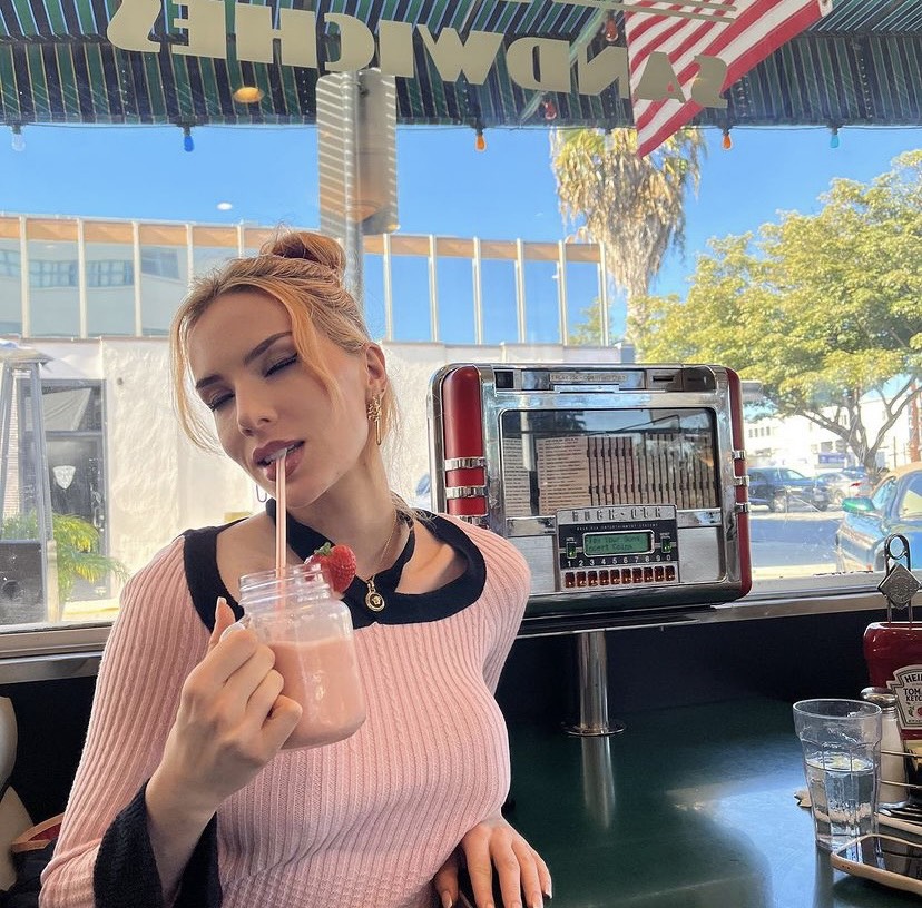 Ảnh bài viết Cựu tiền vệ Premier League hẹn hò với diễn viên nóng bỏng