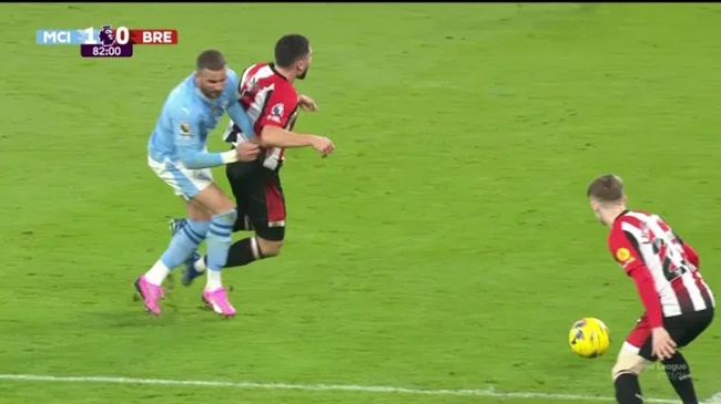 Ảnh bài viết Gặp lại kẻ thù, Walker "bốc hỏa"