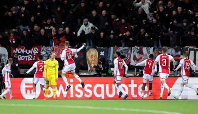 Ảnh bài viết Cú đá "đi vào lòng đất" dâng vé 1/8 cho Ajax