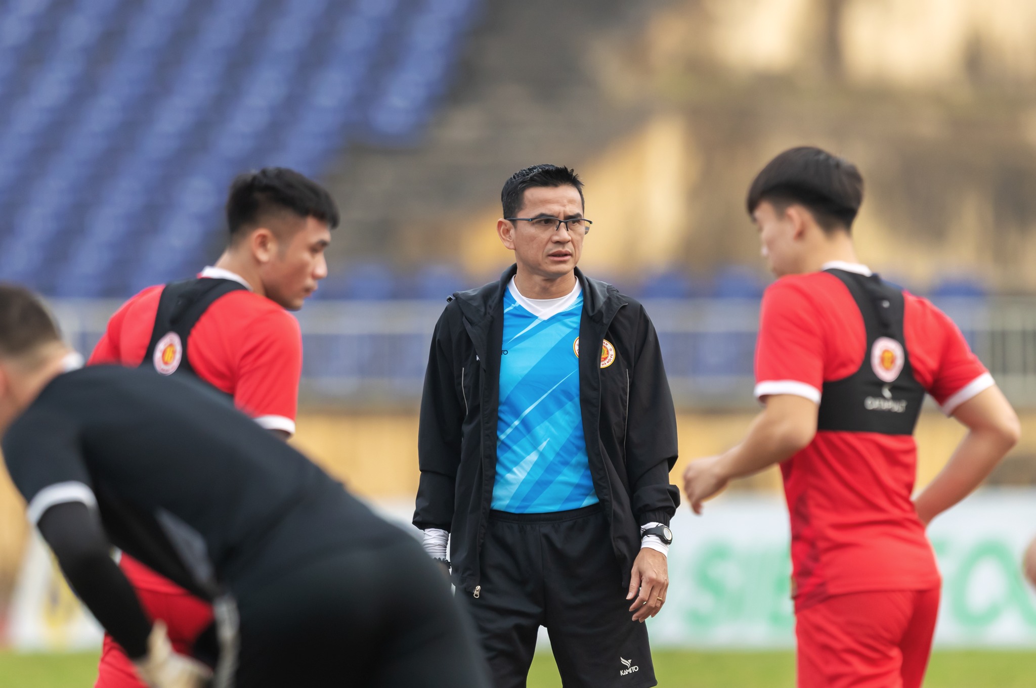 Ảnh bài viết Kiatisuk: "CAHN giống tuyển Việt Nam thu nhỏ"