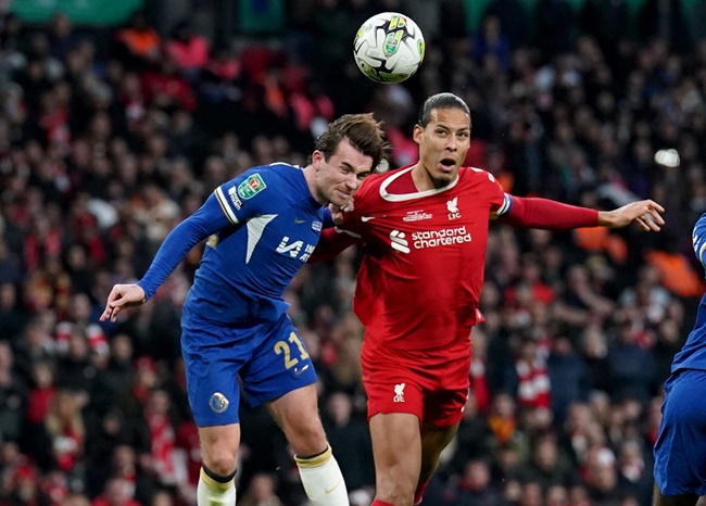 Ảnh bài viết VAR báo hại Van Dijk, Carragher thốt lên chua chát