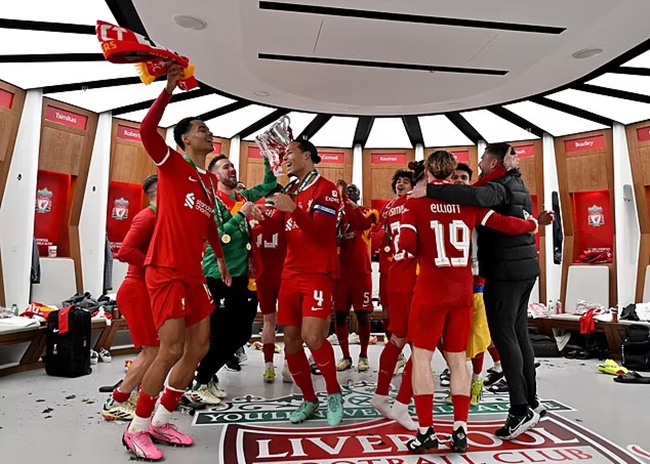 Ảnh bài viết Van Dijk dẫn đầu cuộc ăn mừng điên cuồng của Liverpool