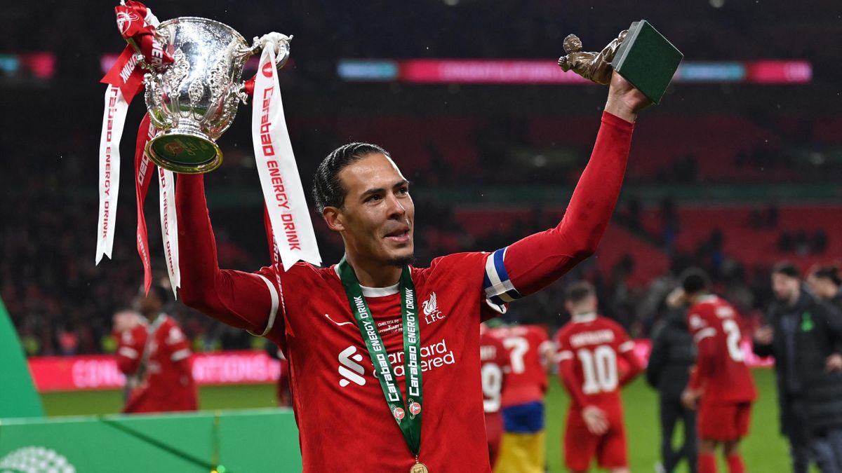 Van Dijk truyền tải thông điệp tới đàn em