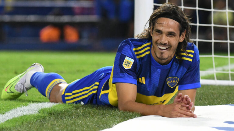 Edinson Cavani lập hat-trick ở tuổi 37