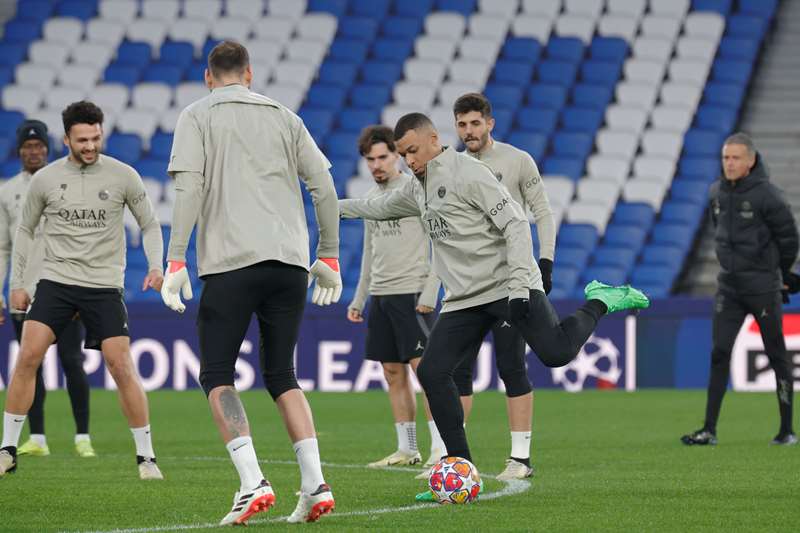 Ảnh bài viết Mbappe, Kang-in gây chú ý khi tới Tây Ban Nha