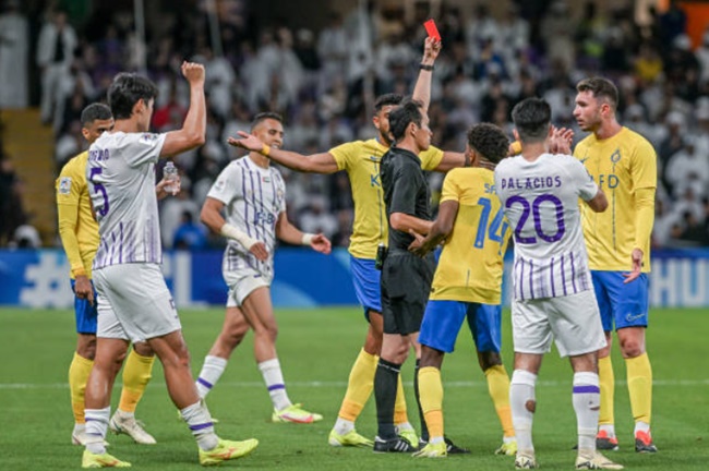 Ảnh bài viết Vì sao Laporte nhận thẻ đỏ?