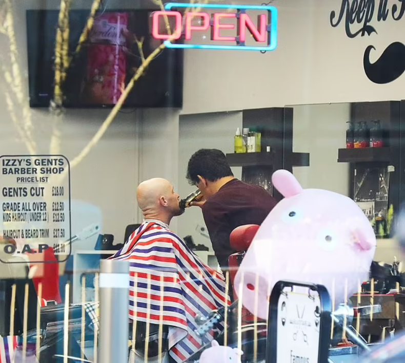 Ảnh bài viết Ten Hag đến tiệm hớt tóc sau thất bại ở trận Derby Manchester