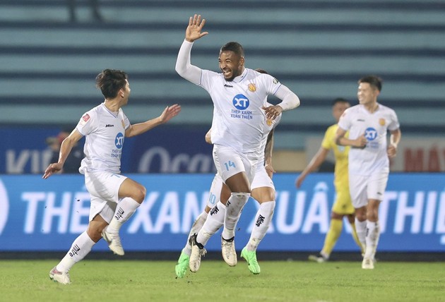 Ảnh bài viết Công làm thủ phá, Nam Định mất điểm đau đớn phút bù giờ trước Thanh Hóa