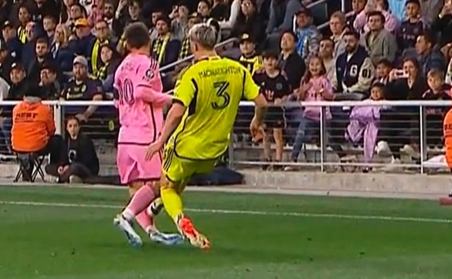 Ảnh bài viết Thót tim với pha vào bóng triệt hạ Messi