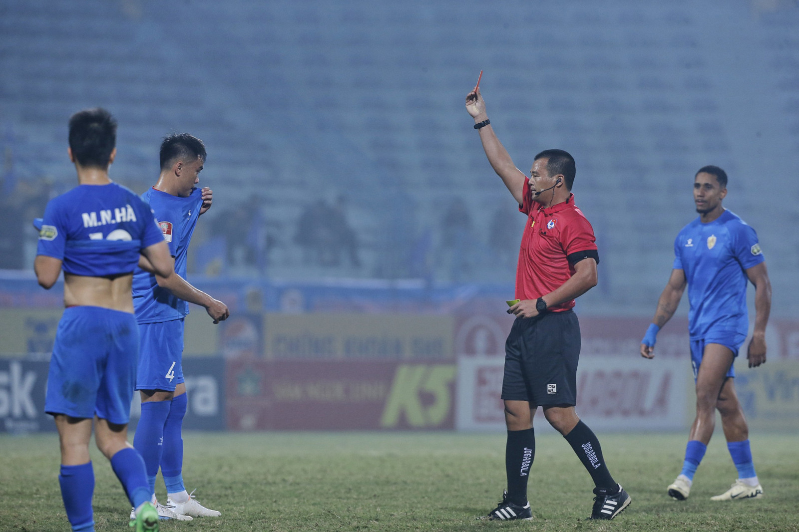 Ảnh bài viết Đội nhà phạm lỗi thô bạo, HLV phá vỡ im lặng