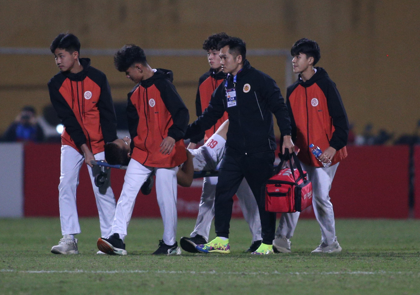 Ảnh bài viết Bị khâu 24 mũi, thủ lĩnh hàng phòng ngự Việt Nam bồi hồi tâm sự