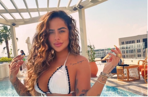 Em gái Neymar là một nàng WAGs