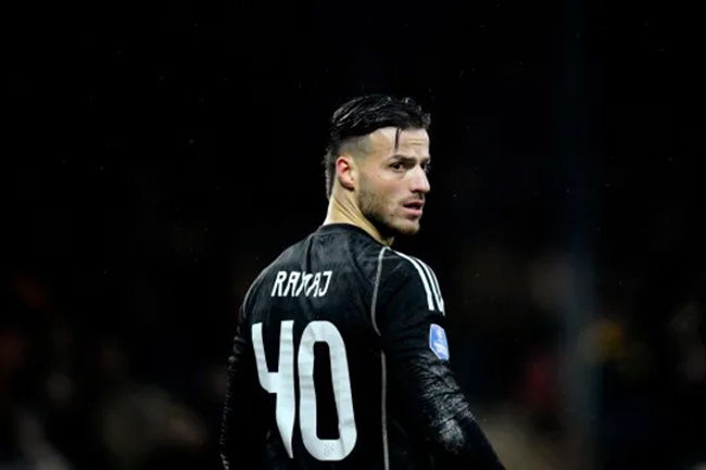 Ảnh bài viết 3 CLB Premier League đánh tiếng, thủ môn hàng đầu phản ứng