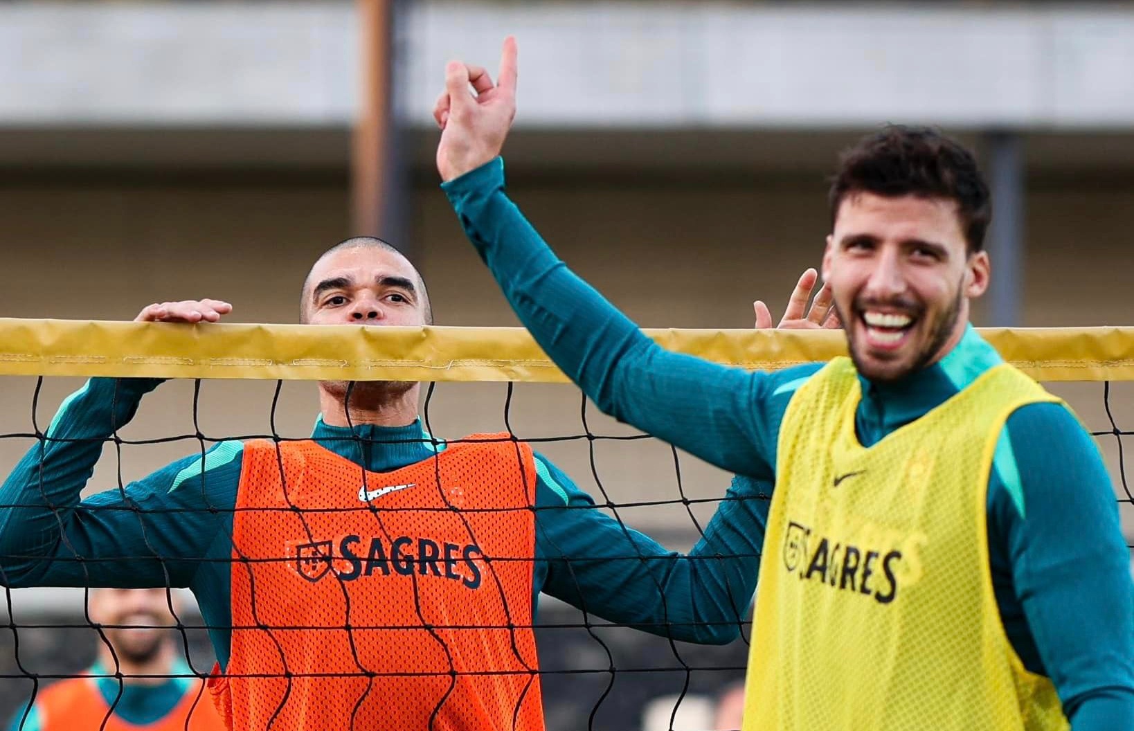 Ảnh bài viết Ronaldo vắng mặt, Grealish xuất hiện ở buổi tập của Bồ Đào Nha?