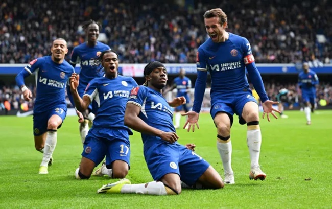 Toàn đội Chelsea "hứng rìu" cho Sterling