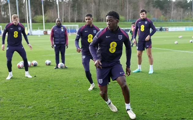 Ảnh bài viết Lần đầu lên tuyển, Mainoo có ngay cạ cứng