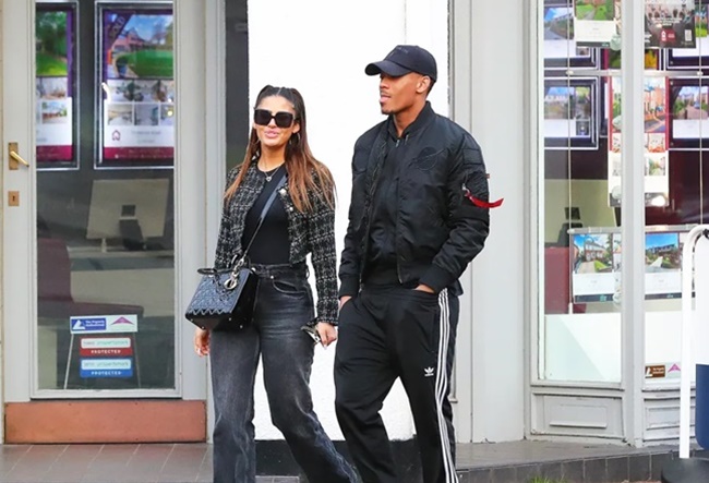 Ảnh bài viết Martial dạo phố cùng người phụ nữ bí ẩn