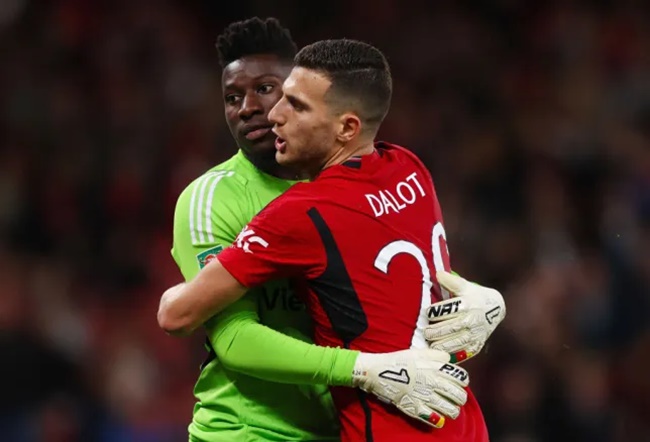 Dalot đã hắt hủi Onana