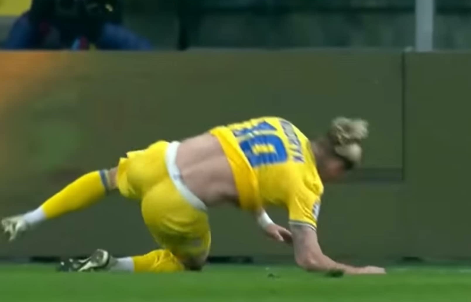 Ảnh bài viết Mudryk ngã chổng vó