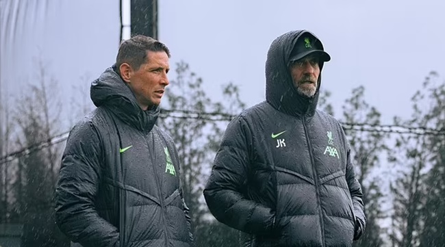 Ảnh bài viết Torres tạo cơn sốt tại Liverpool, gây chú ý khi đứng cạnh Klopp