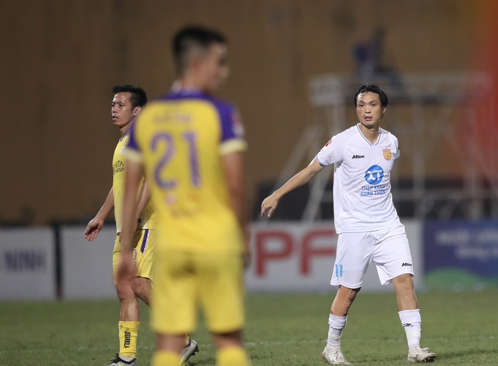 Ảnh bài viết Mất người vì thẻ đỏ, thua đau phút bù giờ, HLV Hà Nội nói gì về trọng tài?