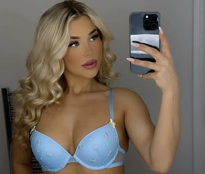 Nữ cầu thủ "OnlyFans" lại khiến cánh mày râu chao đảo