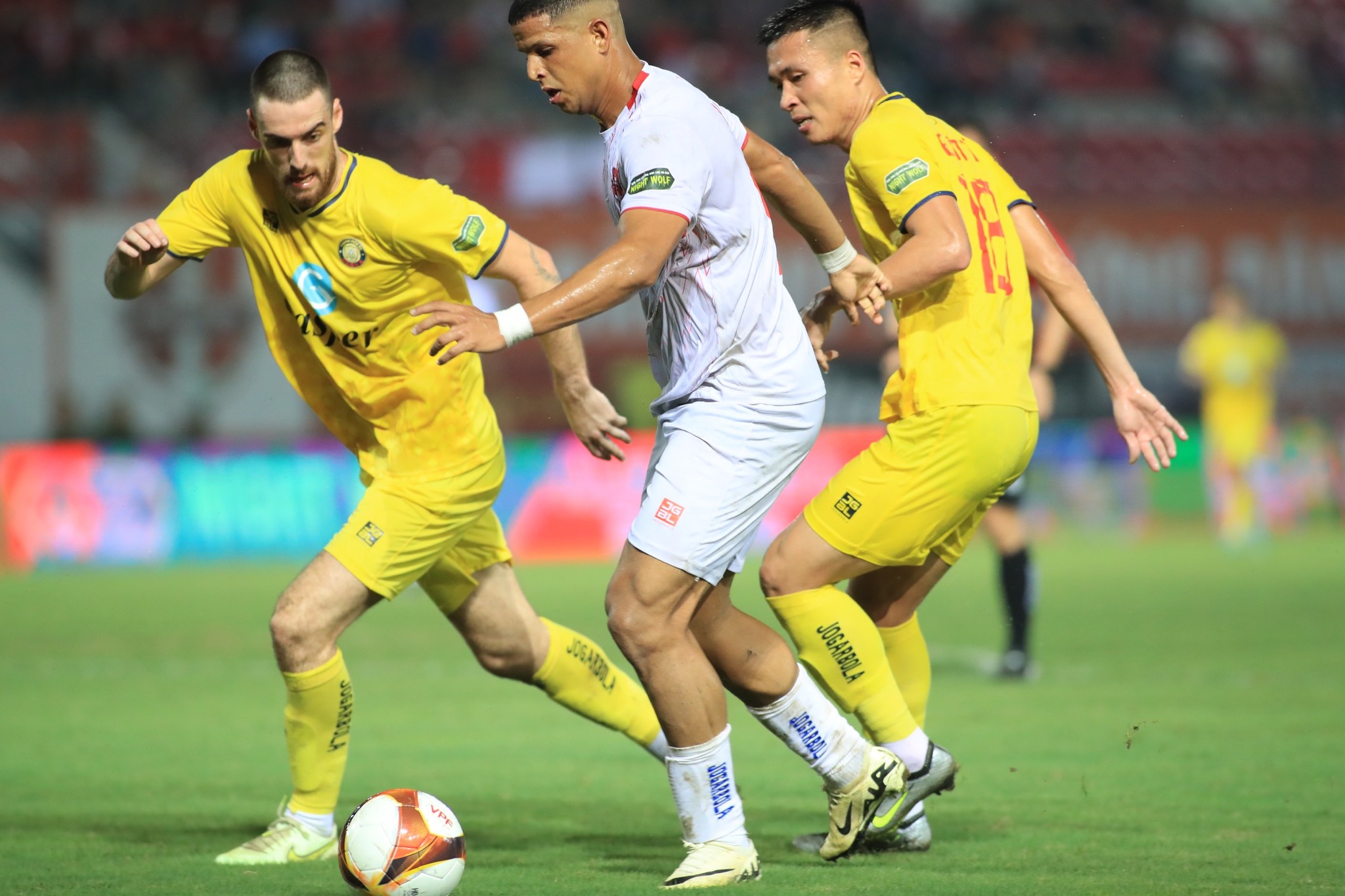 La hét quá độ, HLV V-League ngất xỉu ngay phòng thay đồ