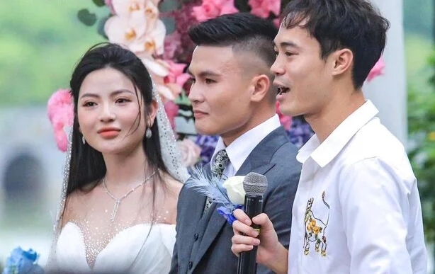 Văn Toàn báo tin vui của Quang Hải