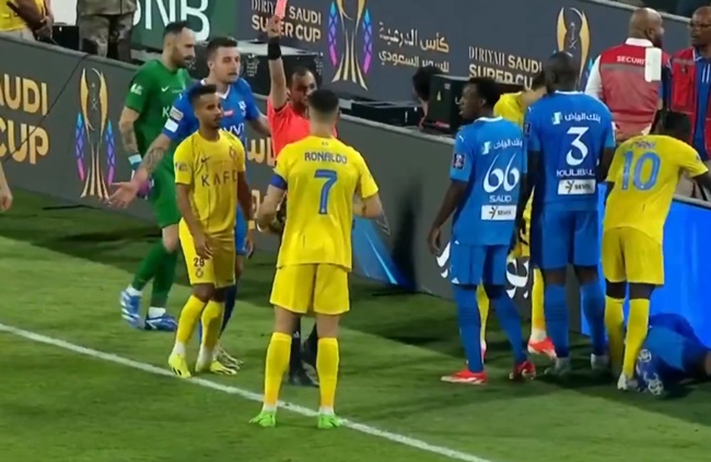 Ảnh bài viết Ronaldo chỉ tay vào logo của Al Nassr khi phải 'đi tắm sớm'