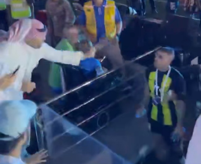 Ảnh bài viết CĐV Ả Rập dùng roi quất vào đồng đội của Benzema