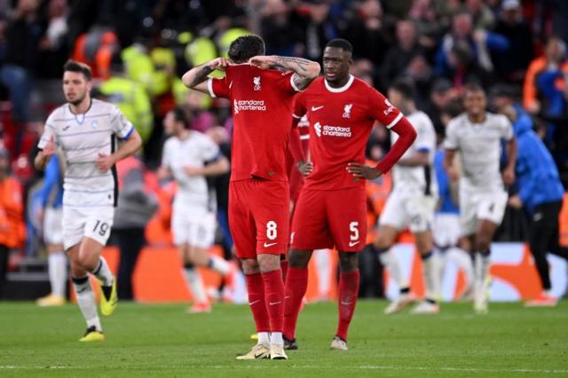 Hàng thủ hớ hênh dìm chết ước mơ của Klopp?  