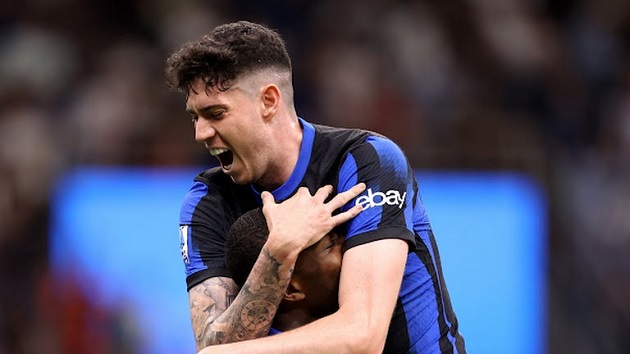 Inter áp sát danh hiệu lịch sử; Hậu vệ Roma đột quỵ trên sân