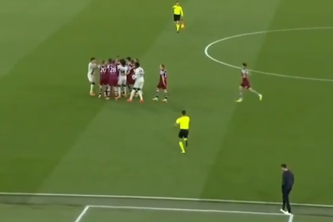 Ảnh bài viết Hỗn loạn trận West Ham - Leverkusen, HLV bị đuổi khỏi sân