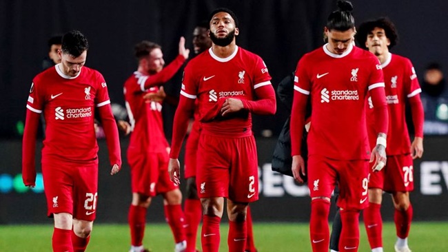 Tháng 4 "tự hủy" của Liverpool