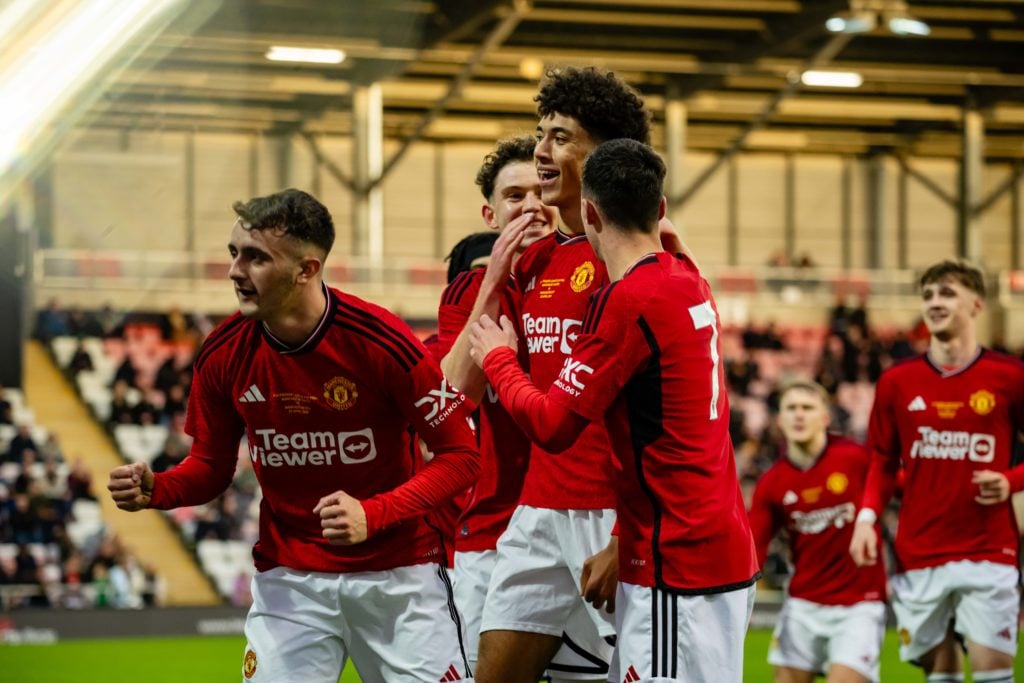 Ảnh bài viết Hạ đẹp Man City, bầy trẻ Quỷ đỏ lên đỉnh nước Anh