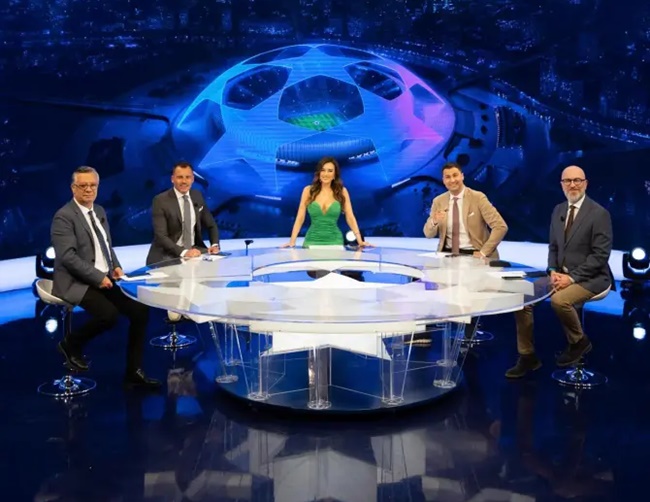 Ảnh bài viết "Tròn mắt" trước vẻ đẹp của siêu mẫu dẫn Champions League